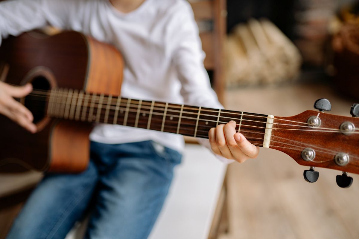Illustration de cours guitare à domicile dans la ville de Commeny